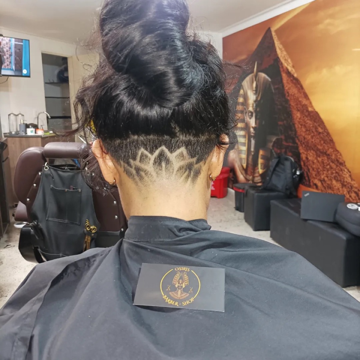 Diseño de loto rasurado en undercut