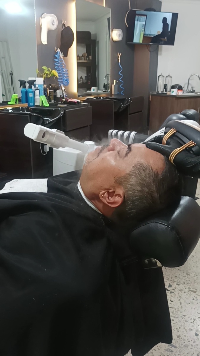 Tratamiento facial con vapor en la barbería